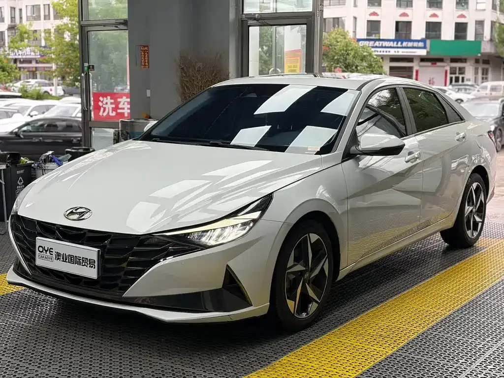 Hyundai Elantra — фото 1