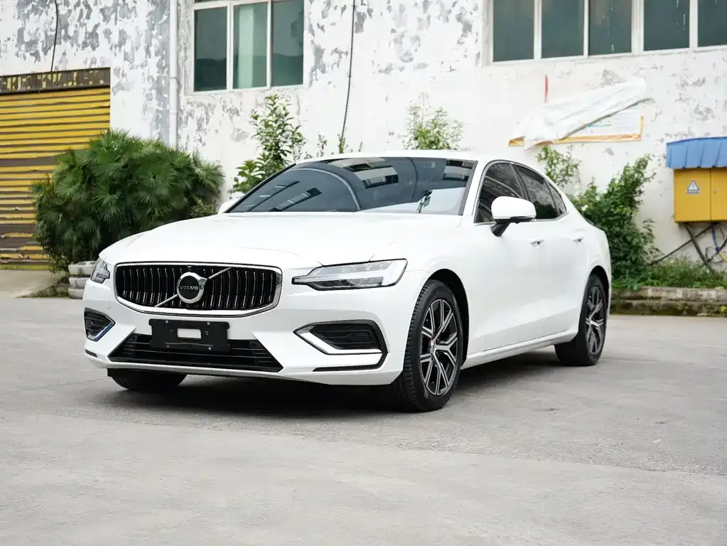 Volvo S60 — фото 1