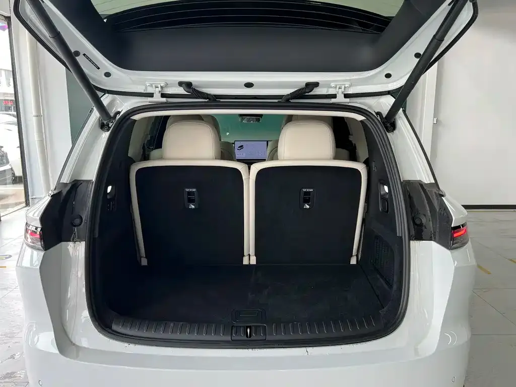 Li Auto i8 — фото 10