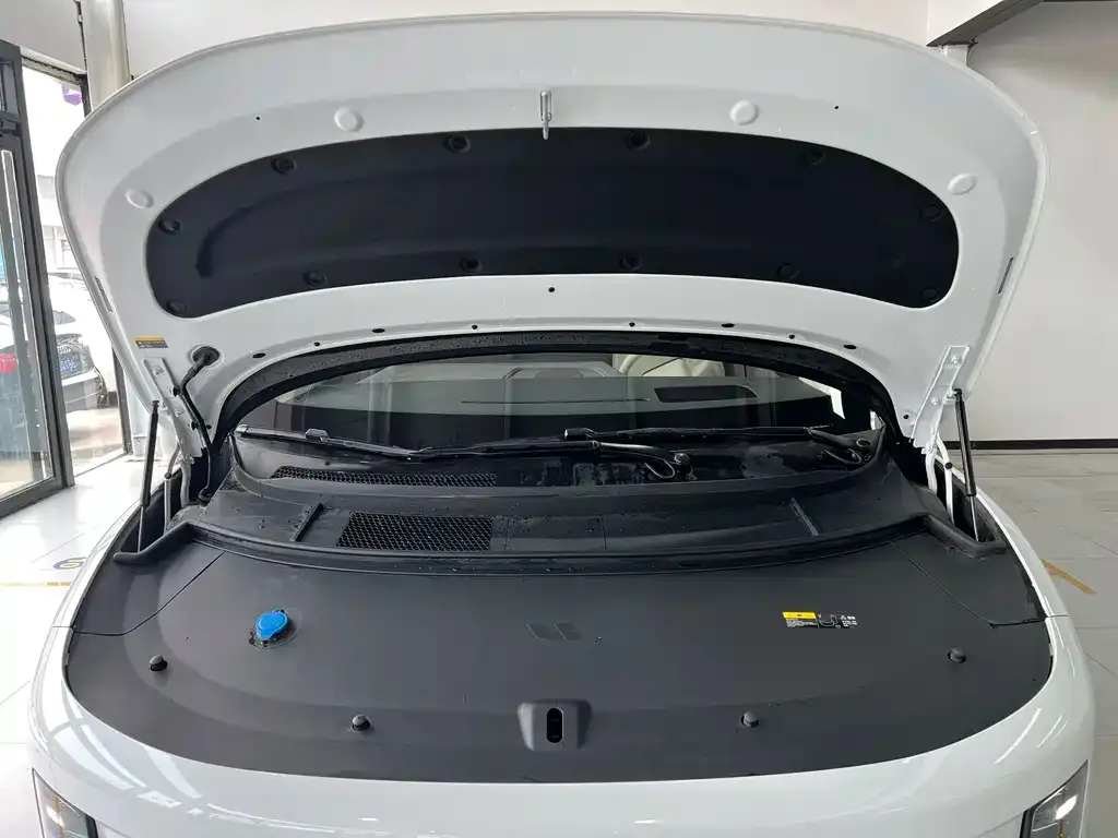 Li Auto i8 — фото 5