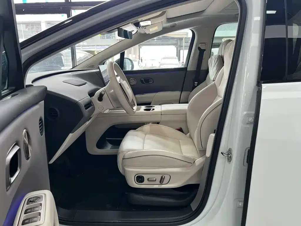 Li Auto i8 — фото 7