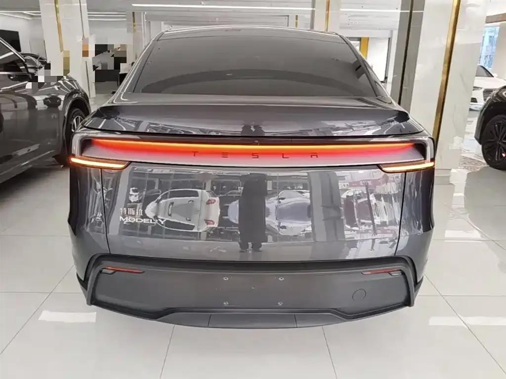Tesla Model Y — фото 6