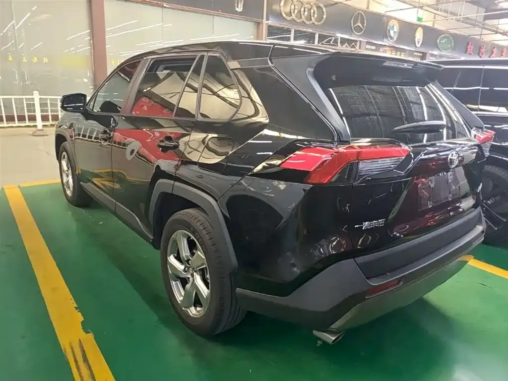Toyota RAV4 — фото 2