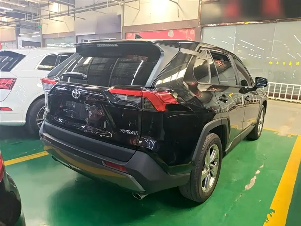 Toyota RAV4 — фото 7