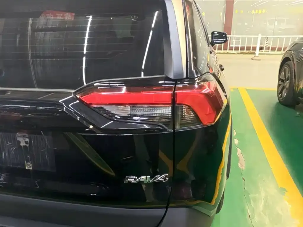 Toyota RAV4 — фото 4