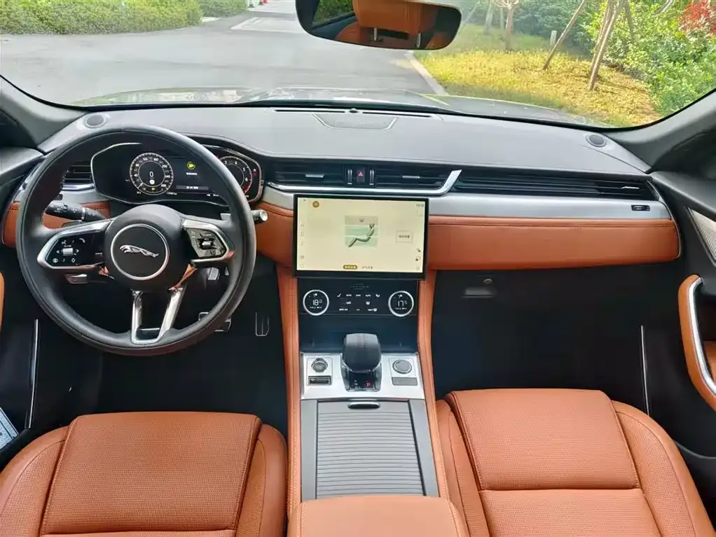 Jaguar F-PACE — фото 10