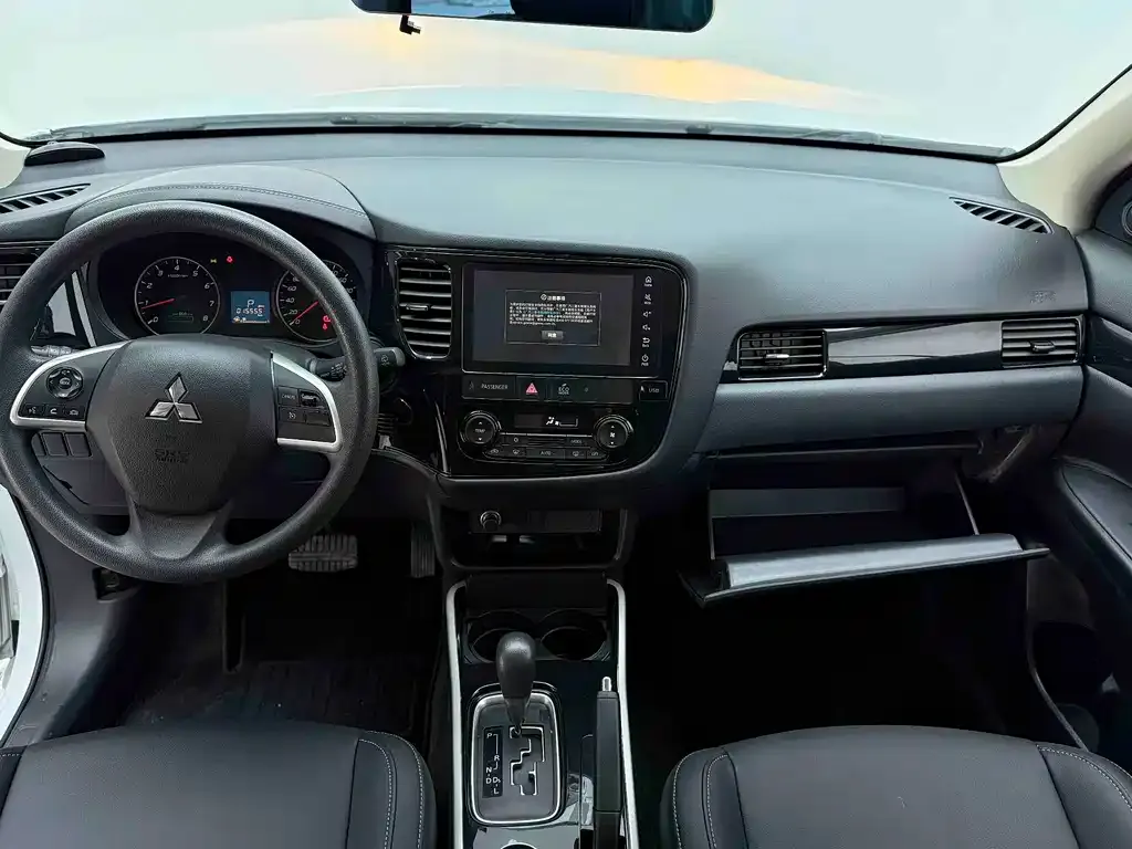 Mitsubishi Outlander — фото 10