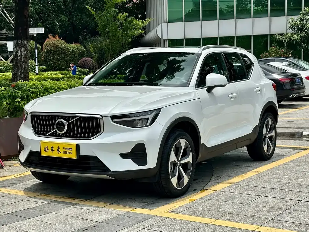 Volvo XC40 — фото 1