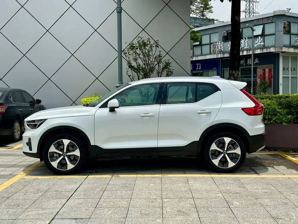 Volvo XC40 — фото 6