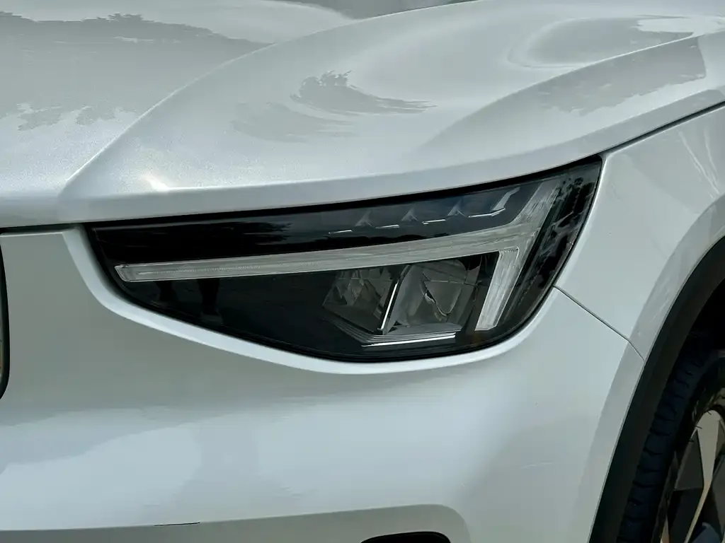 Volvo XC40 — фото 4
