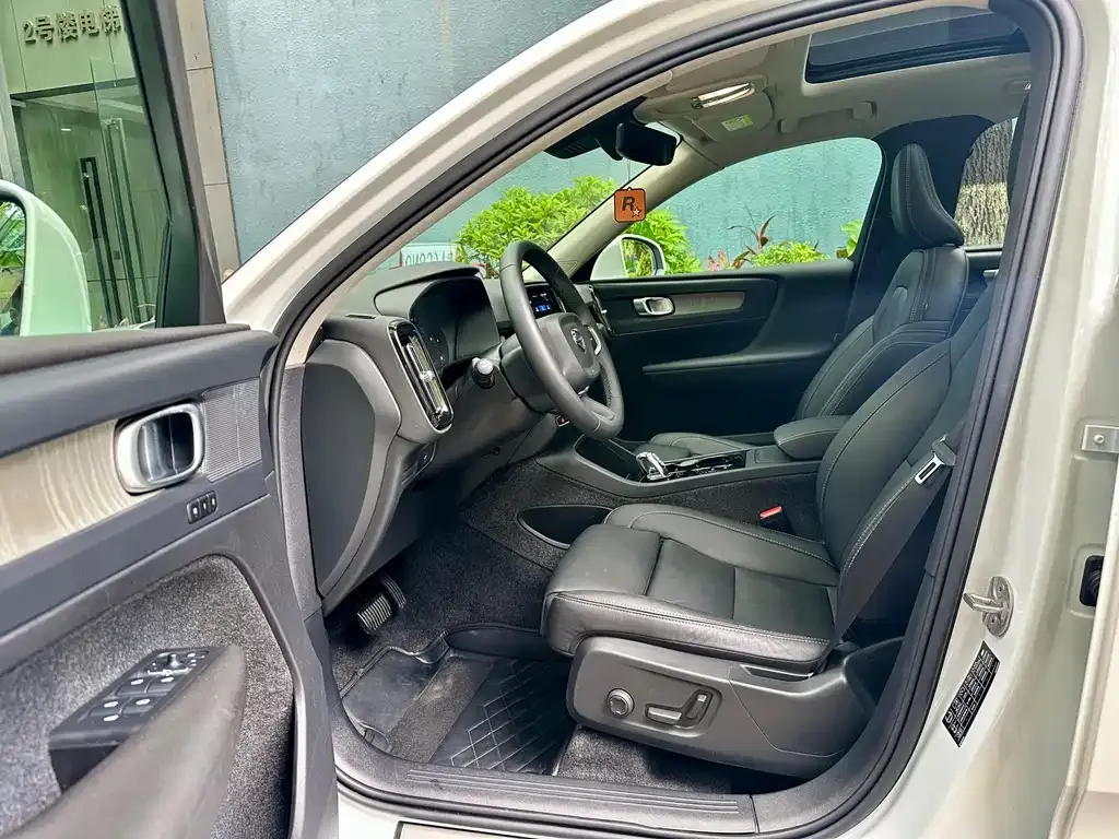 Volvo XC40 — фото 10