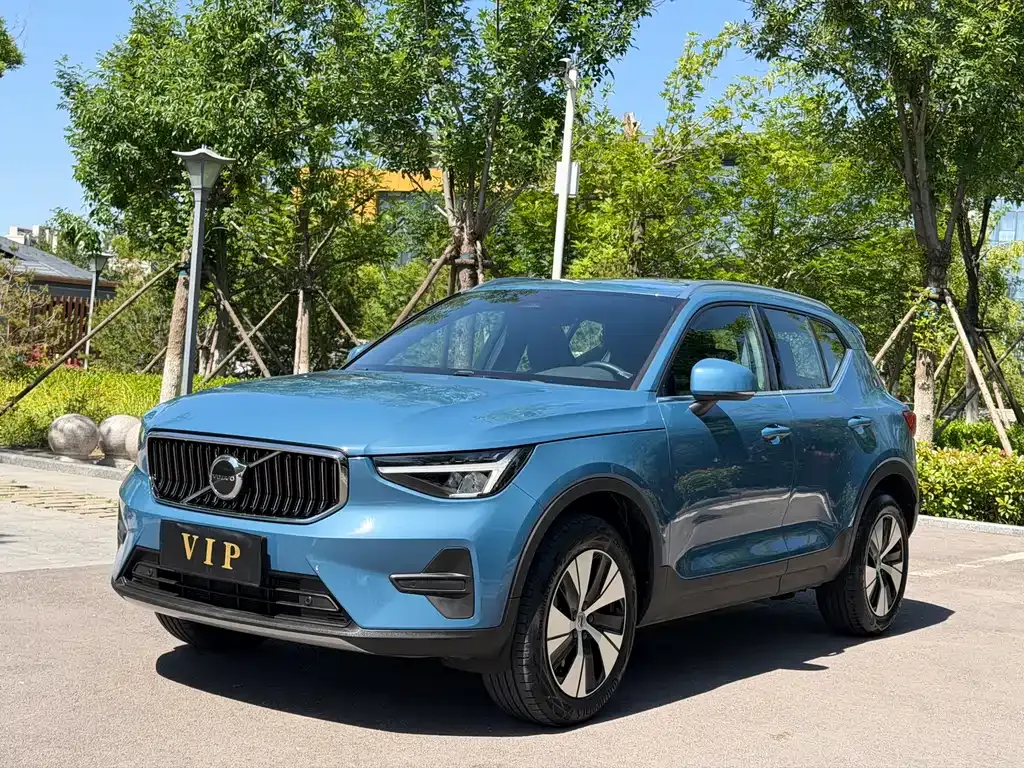 Volvo XC40 — фото 1