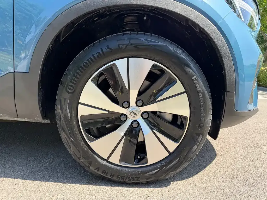 Volvo XC40 — фото 7