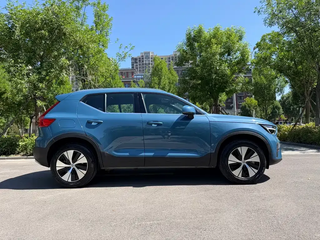 Volvo XC40 — фото 10