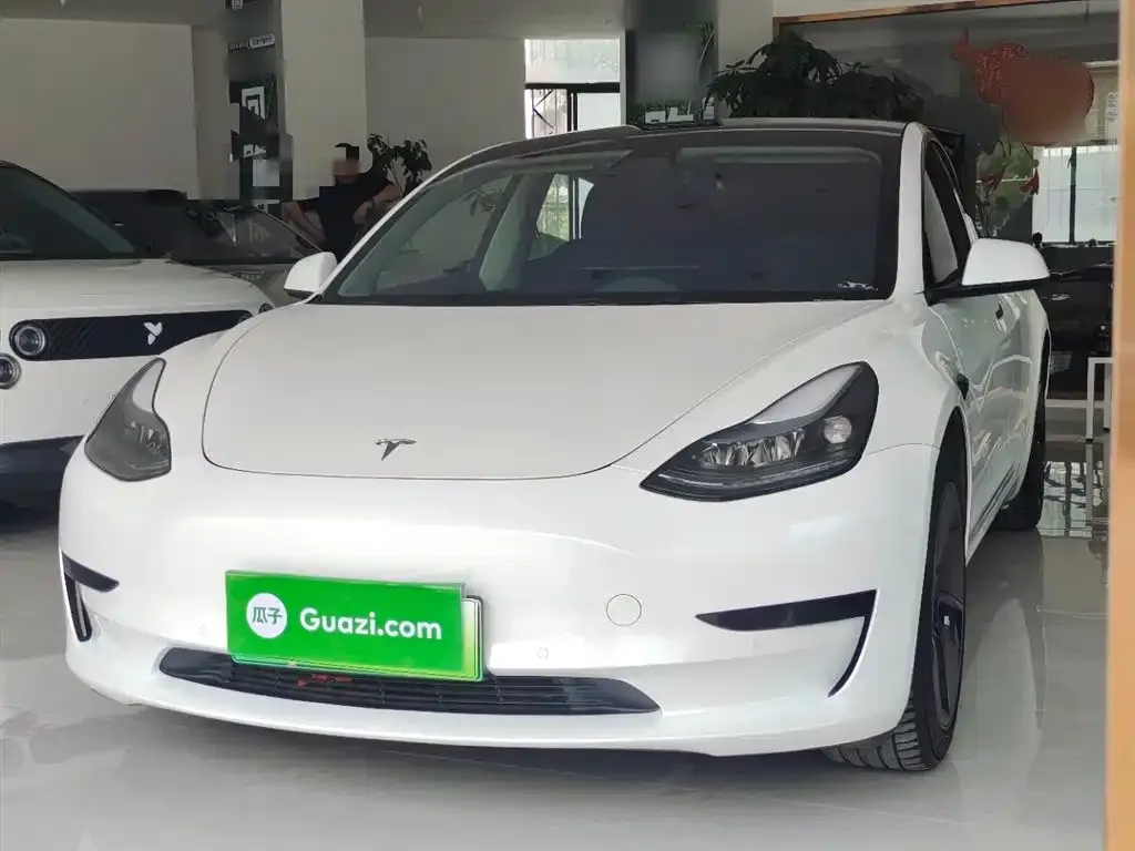 Tesla Model 3 — фото 1