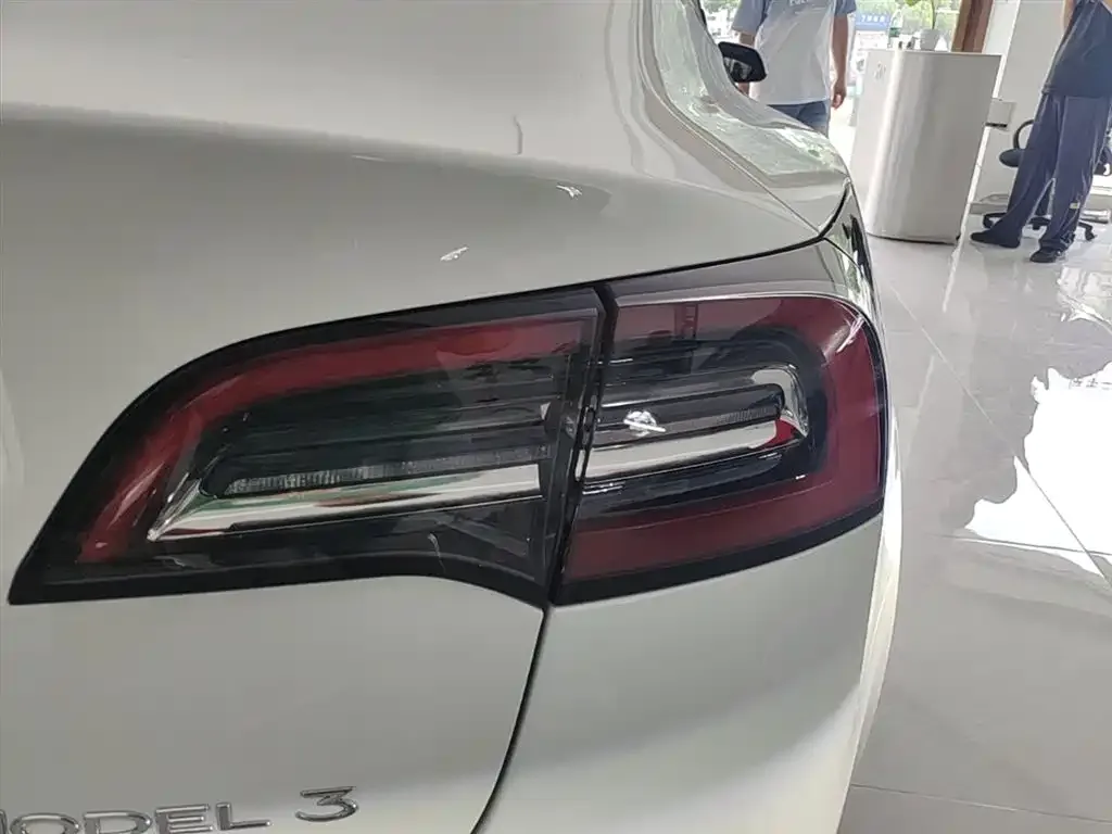 Tesla Model 3 — фото 4