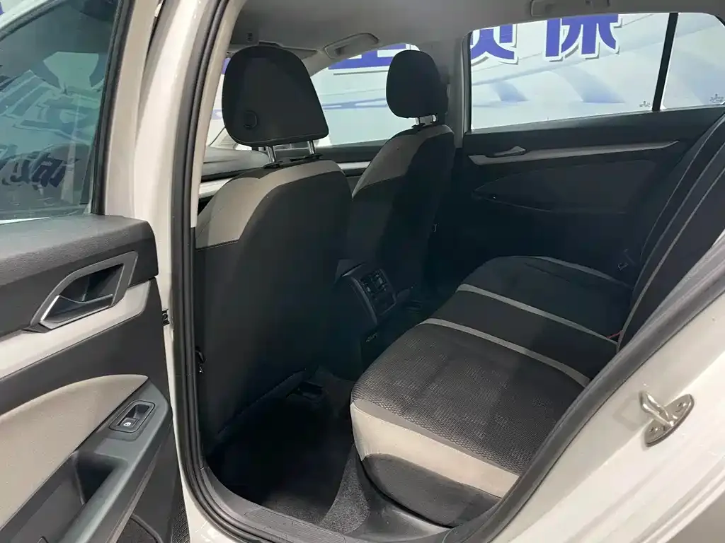 Volkswagen Golf 2023 из CN, фото 2