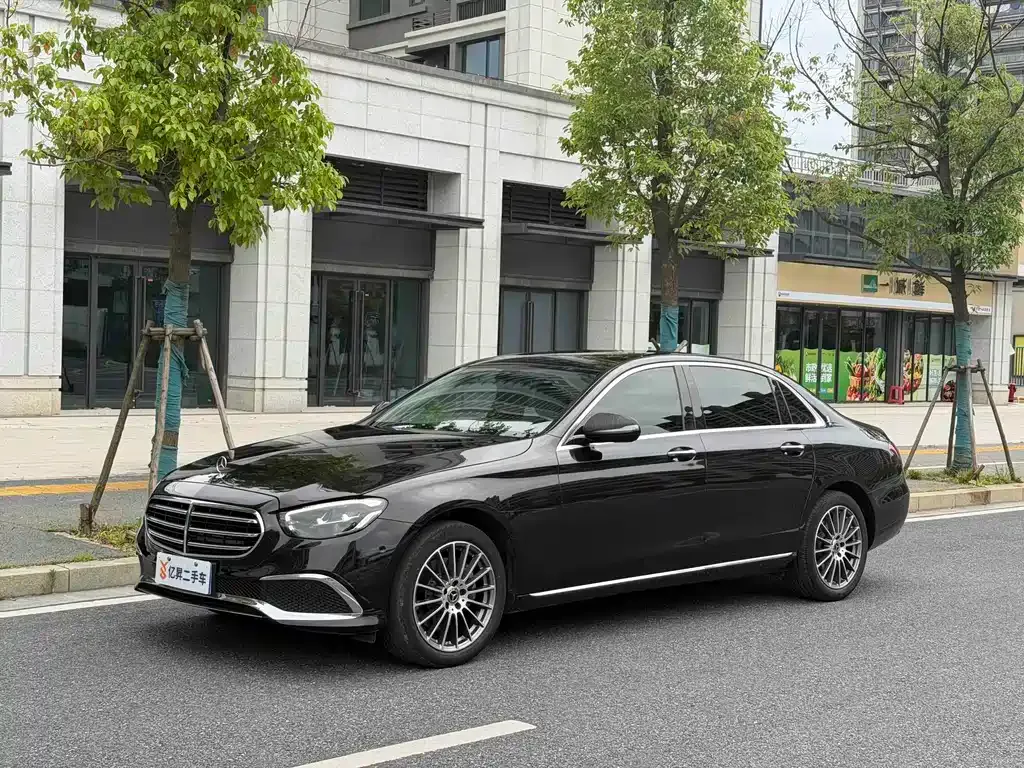 Mercedes-Benz E-Class — фото 1