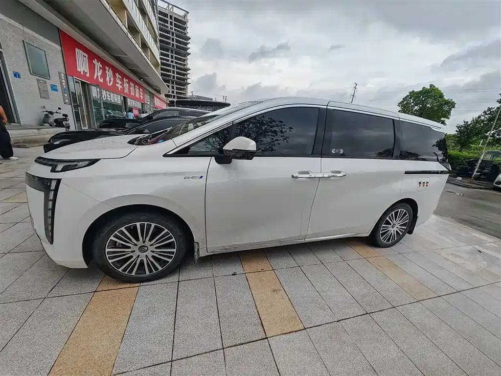 GAC Motor 传祺E8 PHEV — фото 8