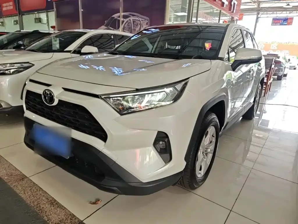 Toyota RAV4 — фото 1