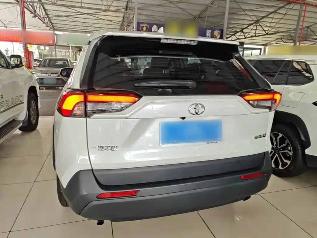 Toyota RAV4 — фото 10