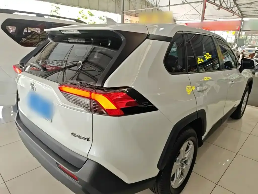 Toyota RAV4 — фото 6