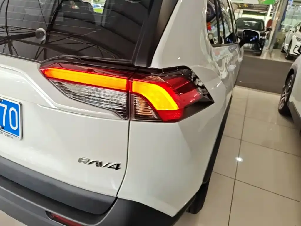 Toyota RAV4 — фото 4