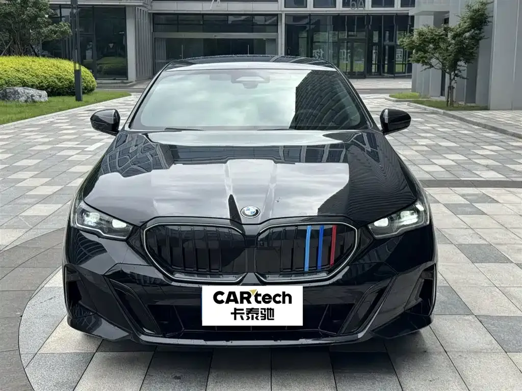 BMW 5 Series — фото 1