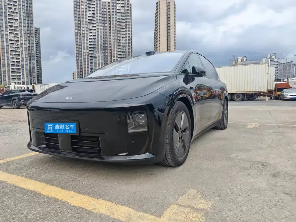 Li Auto i8 — фото 1