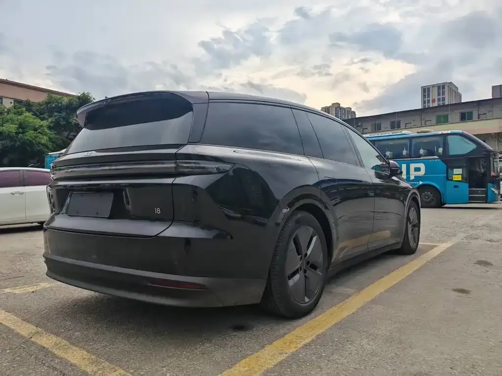 Li Auto i8 — фото 9