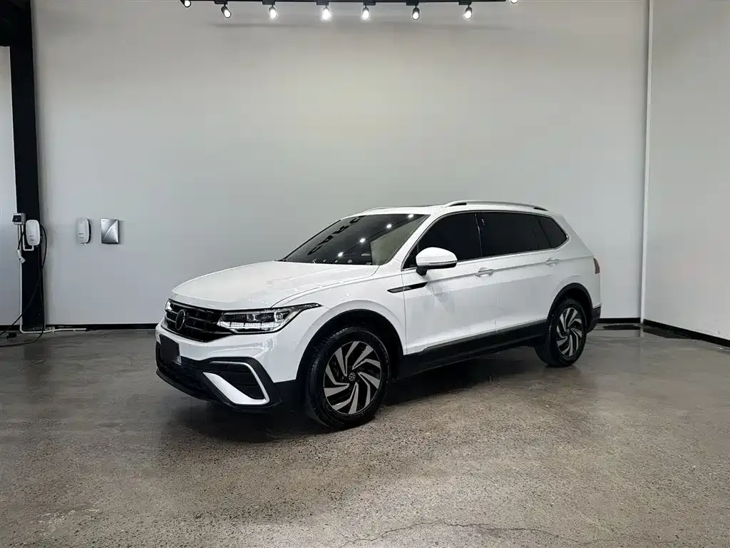 Volkswagen Tiguan L — фото 1