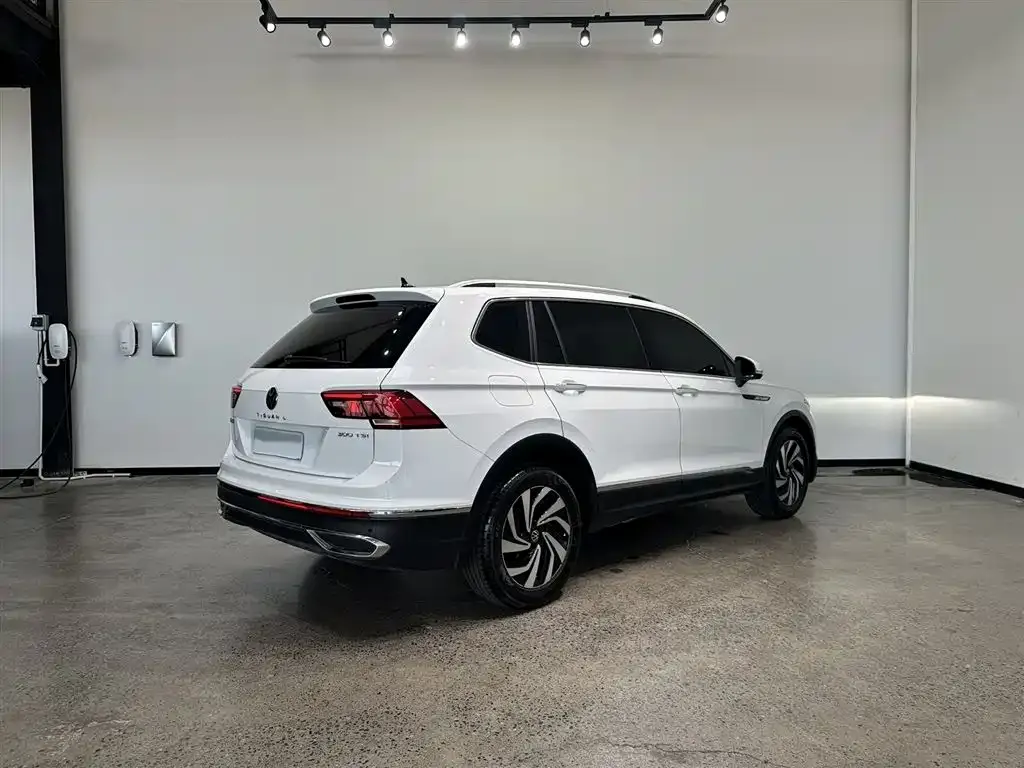 Volkswagen Tiguan L — фото 9