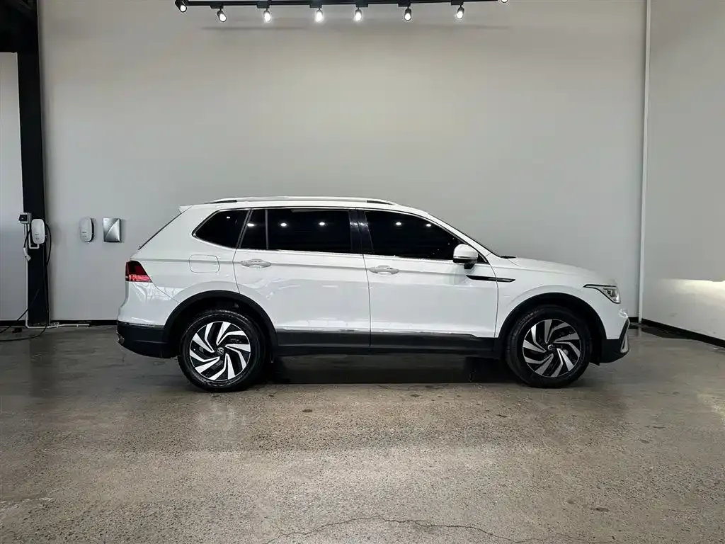Volkswagen Tiguan L — фото 6