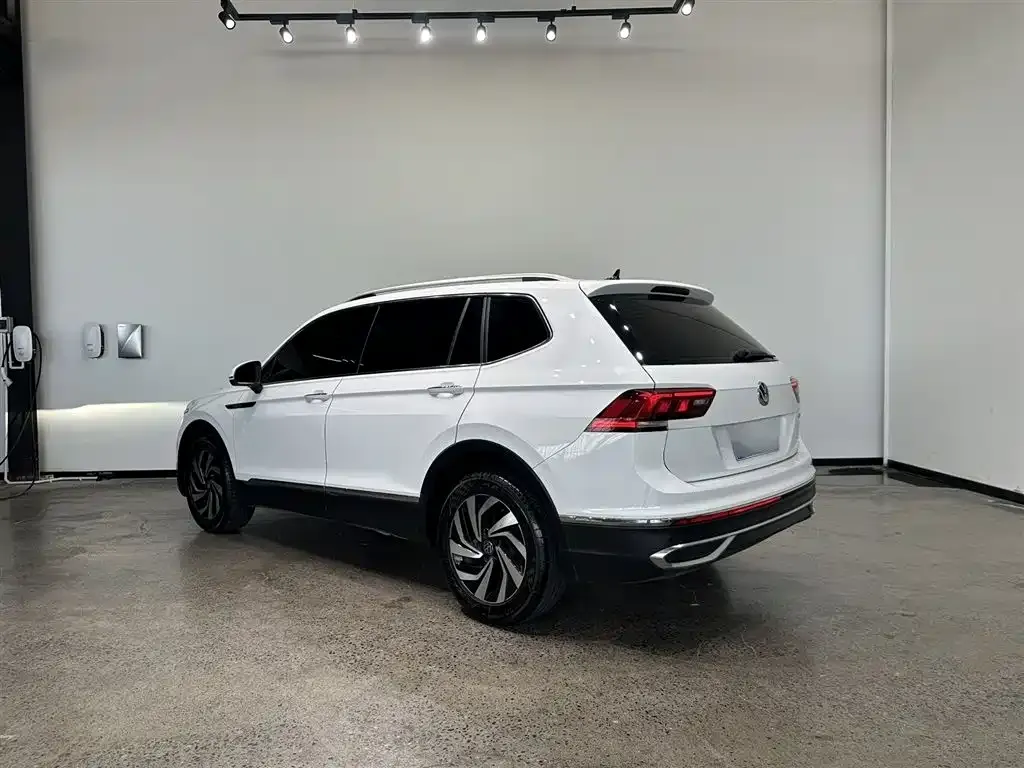 Volkswagen Tiguan L — фото 2