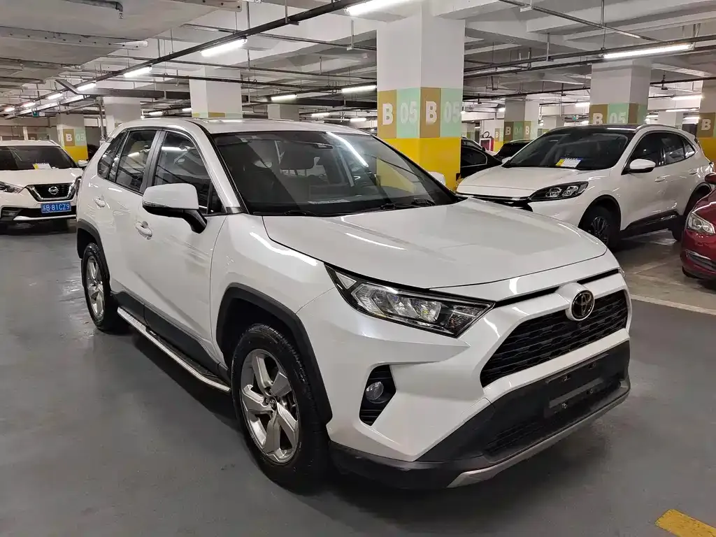 Toyota RAV4 — фото 1