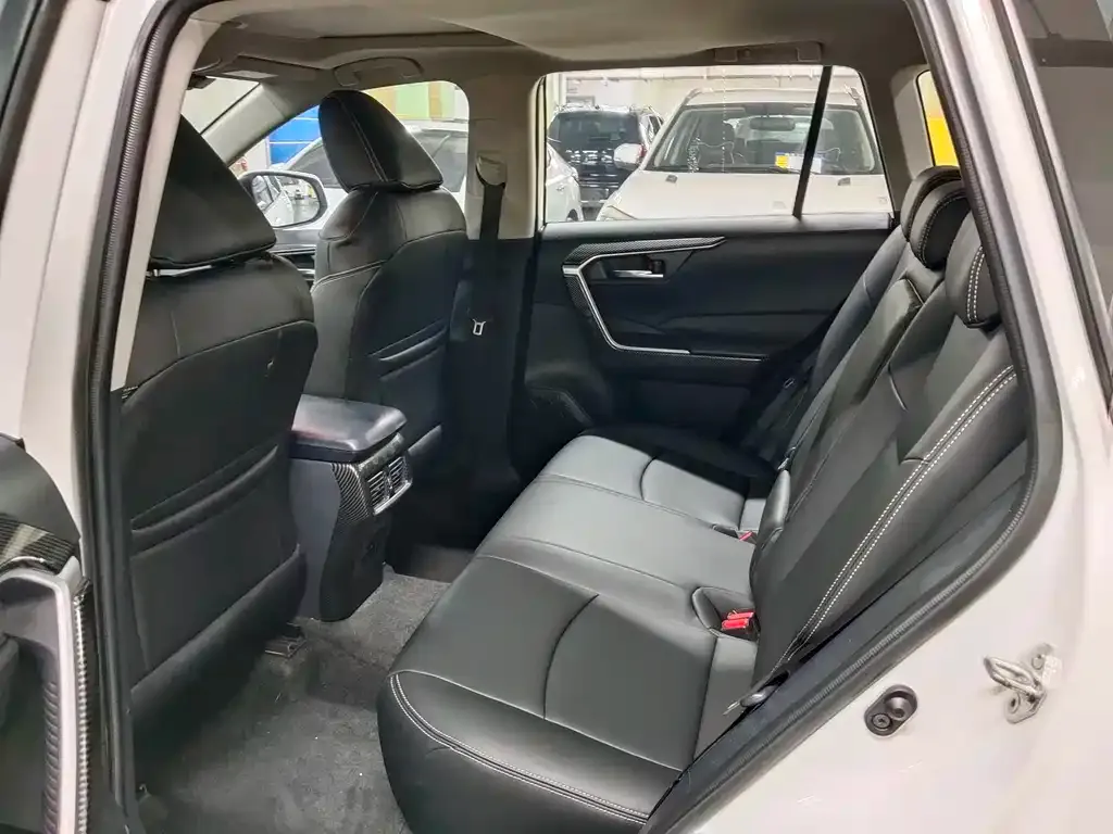 Toyota RAV4 — фото 2