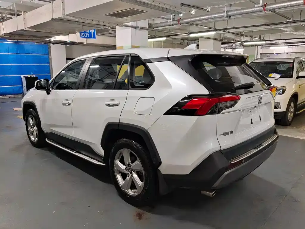 Toyota RAV4 — фото 10