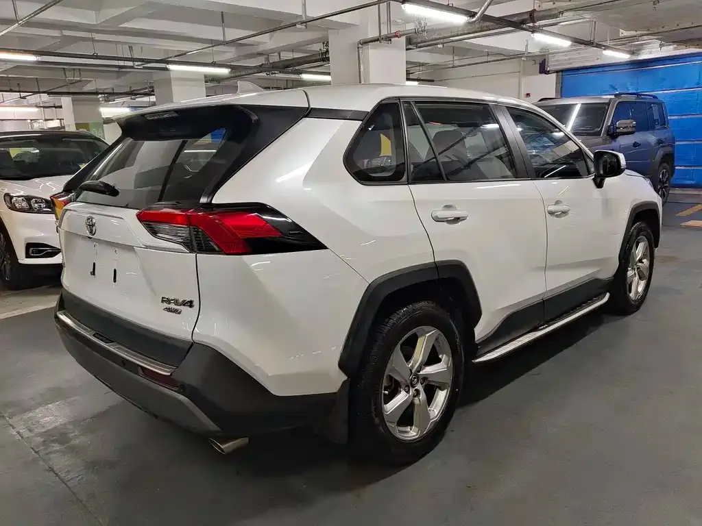 Toyota RAV4 — фото 5