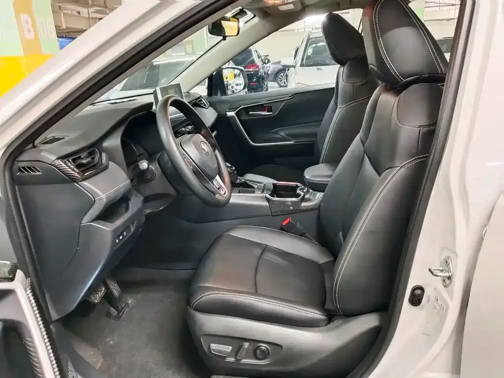 Toyota RAV4 — фото 6
