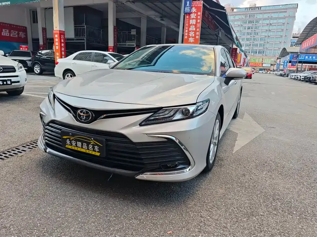 Toyota Camry — фото 1