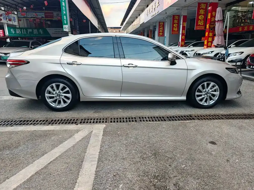 Toyota Camry — фото 10