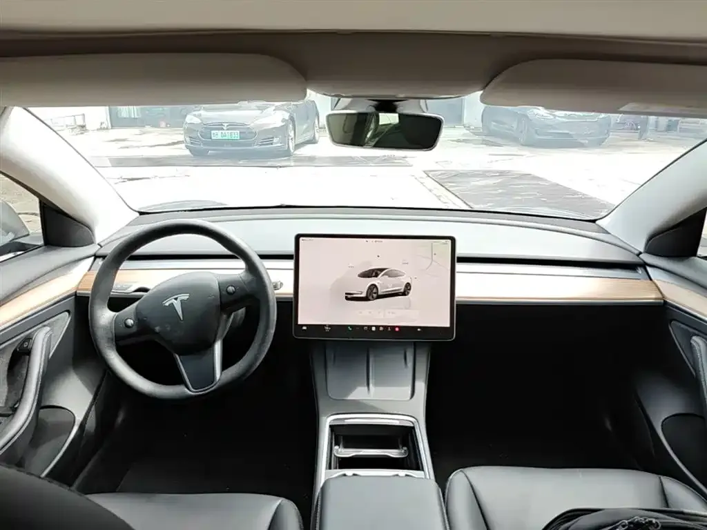 Tesla Model 3 — фото 3