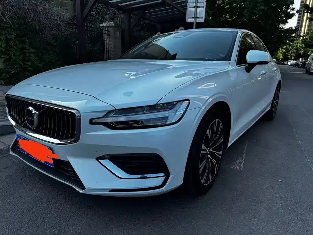 Volvo S60 — фото 1