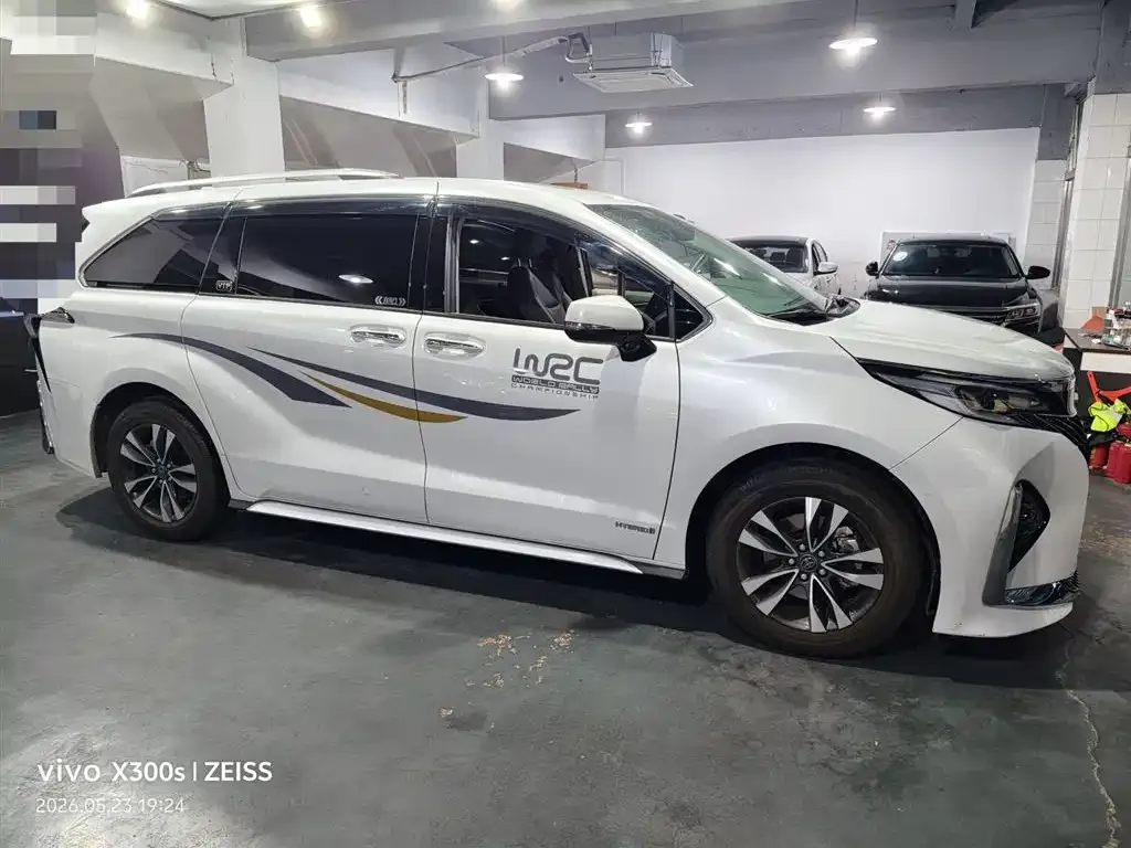 Toyota Granvia — фото 3