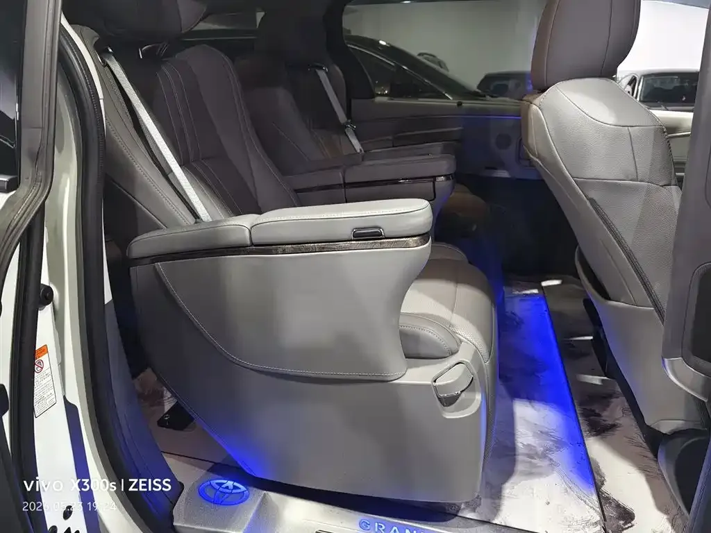 Toyota Granvia — фото 6
