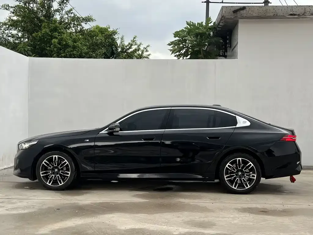 BMW 5 Series — фото 4