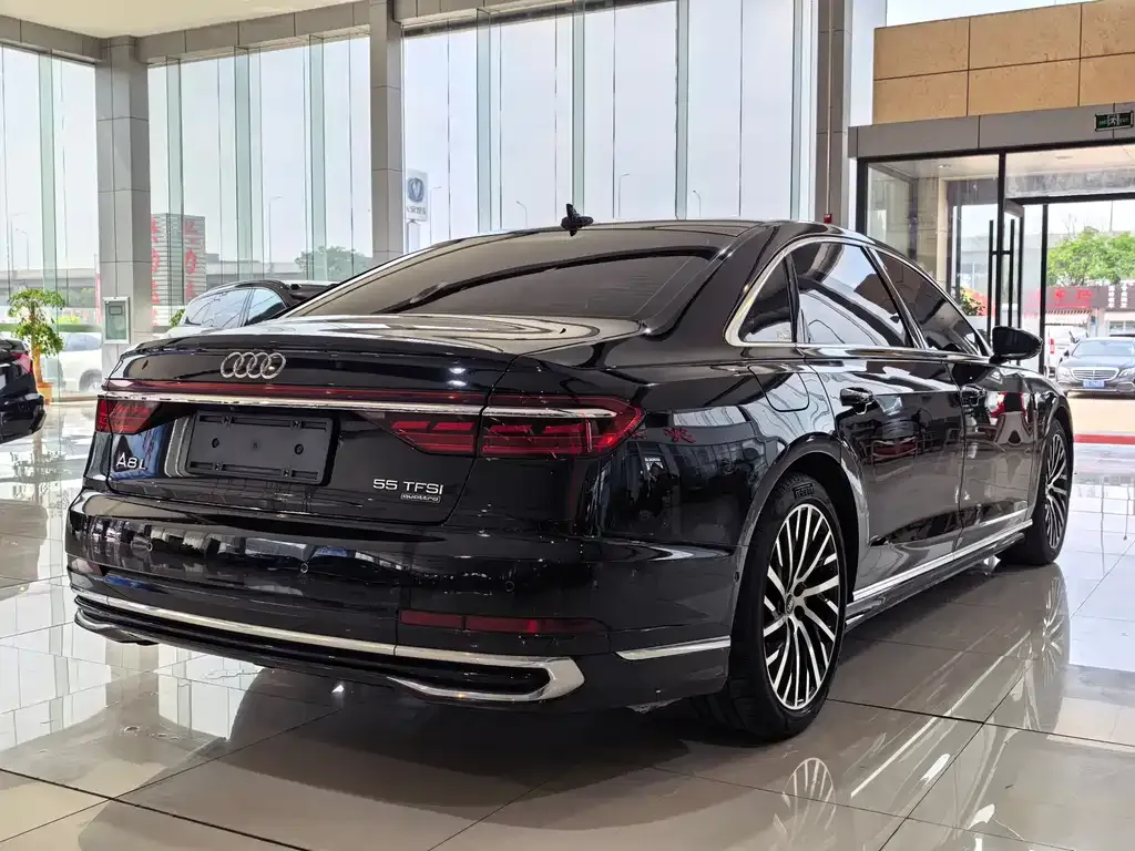 Audi A8 — фото 7
