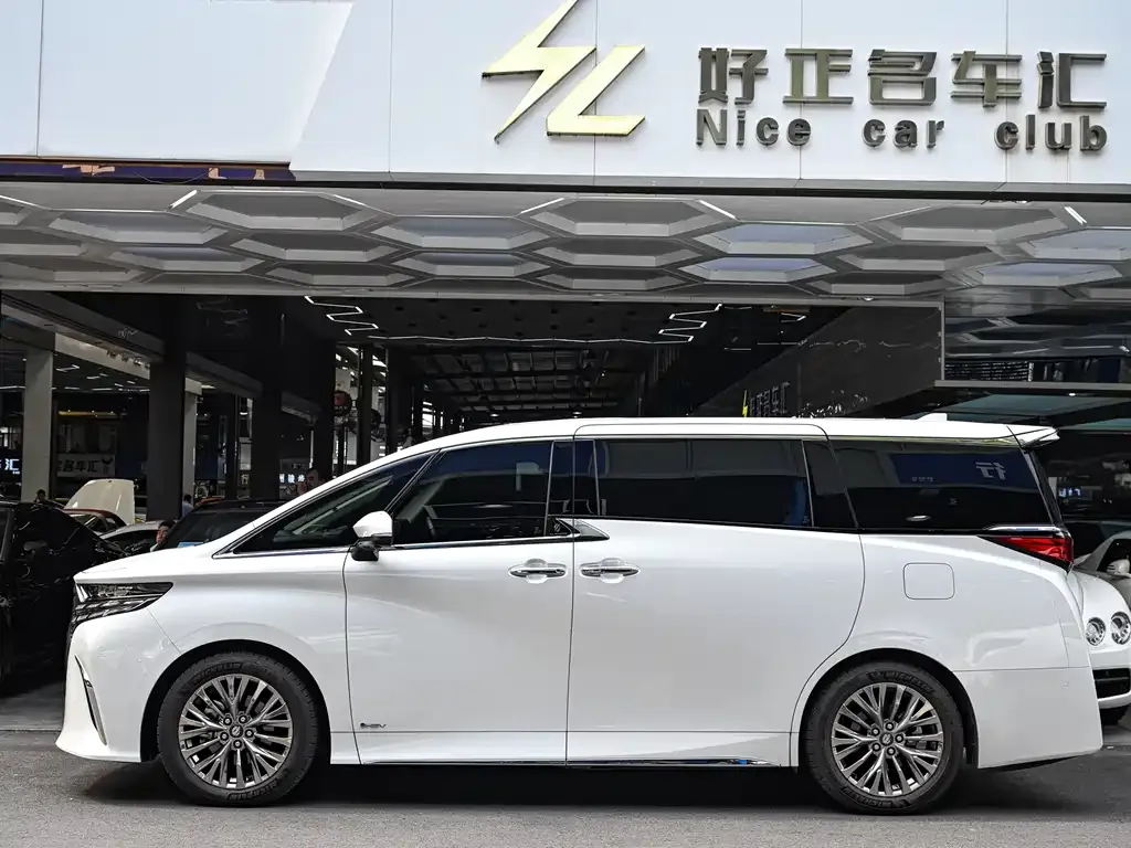 Toyota Alphard — фото 4