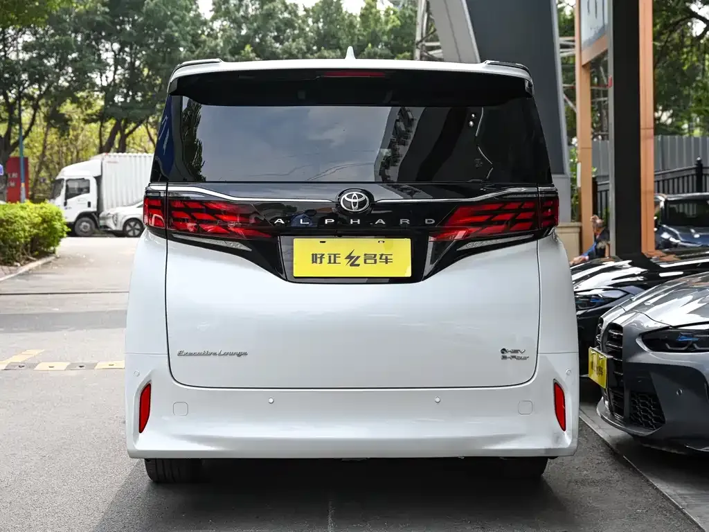 Toyota Alphard — фото 9