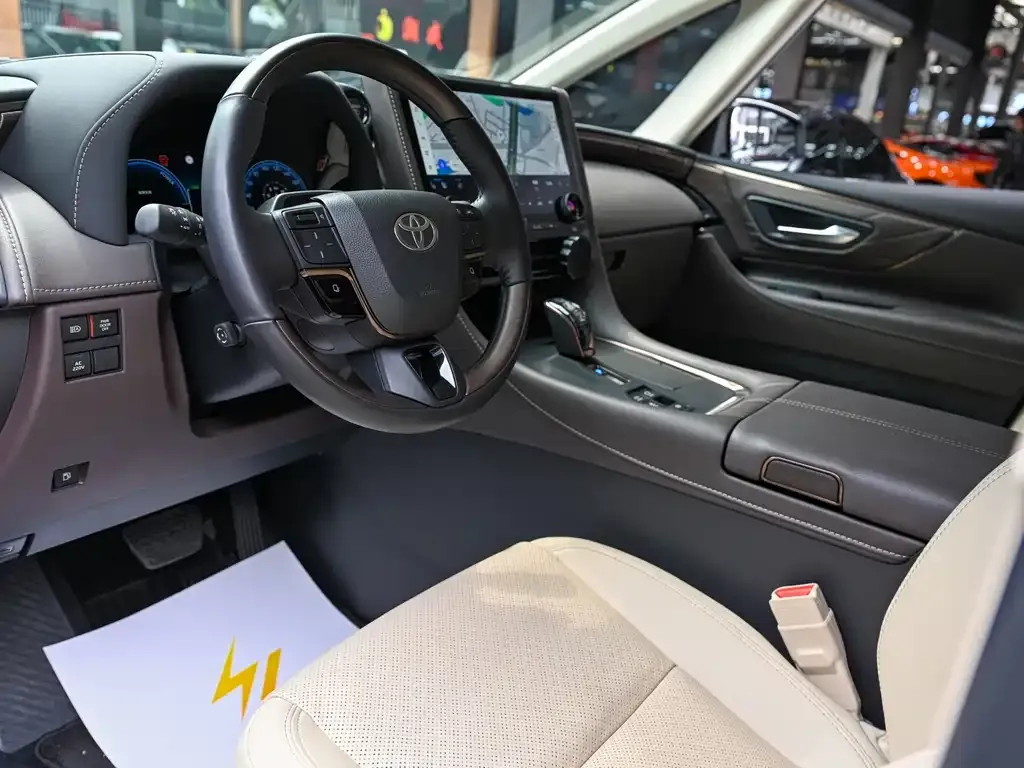 Toyota Alphard — фото 5